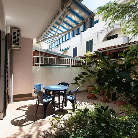 Arboretum Apartment